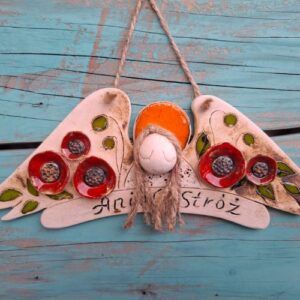 Ceramiczny anioł stróż (30x17 cm) z pięknie poszkliwionymi czerwonymi makami i liśćmi. Biała szata, czerwona aureola i długie sznurkowe włosy. Drugi wariant makowego anioła.