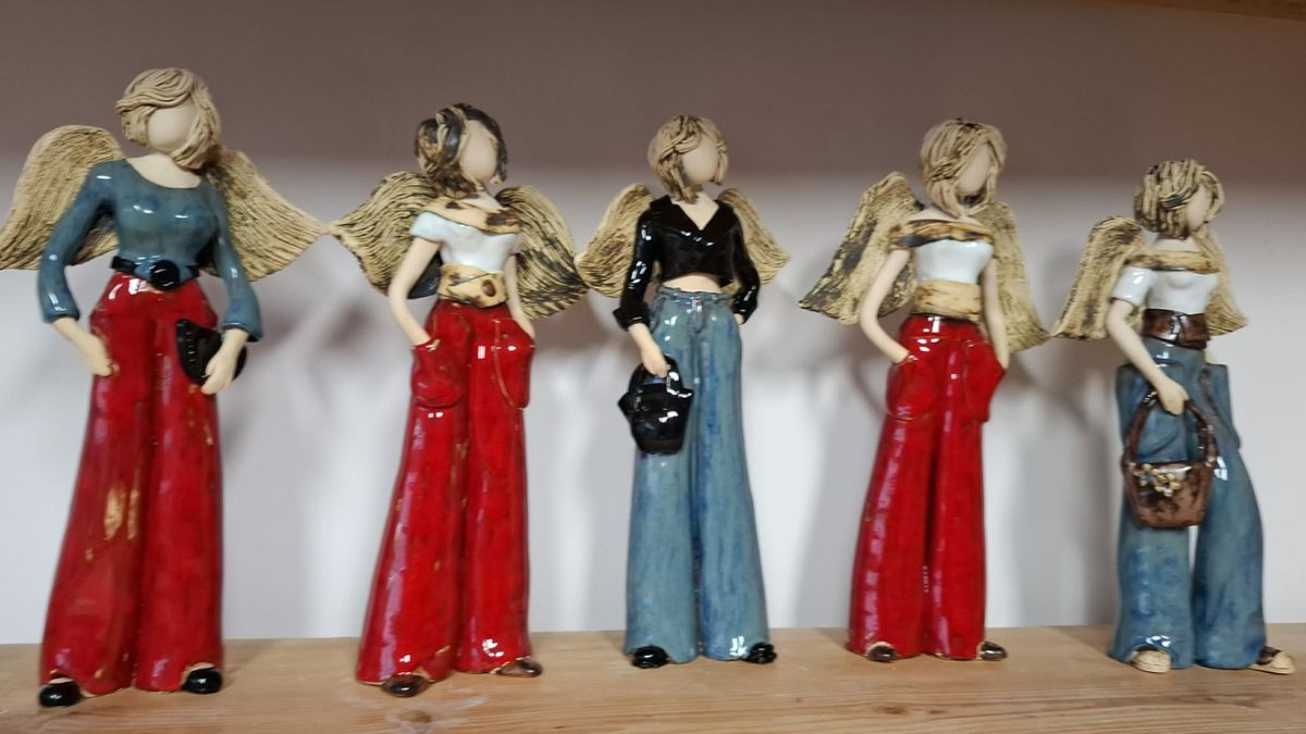 Ceramiczne figurki bieszczadzkich Mawek w nowoczesnym stroju z pracowni Bieszczadzka Aniołomania